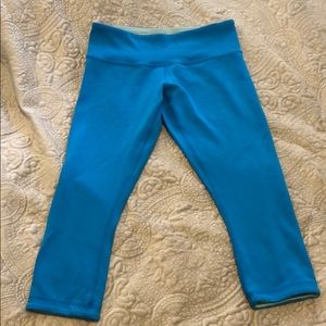 LULULEMON Women’s Cropped Cerulean Blue leggings!